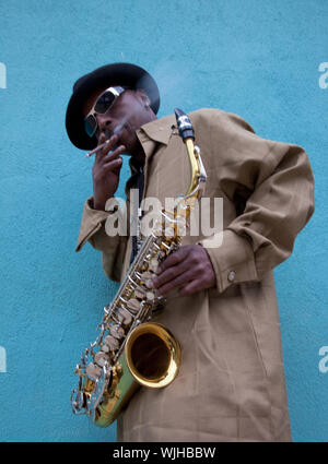 Herbert Bernet gode di un fumo come egli riposa tra suonare jazz sul suo sax in Mobile, Alabama Foto Stock