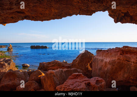 Denia Las Rotas da grotte e mare mediterraneo della Spagna Foto Stock