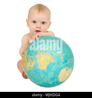 Bambino con il globo geografico isolato su uno sfondo bianco Foto Stock