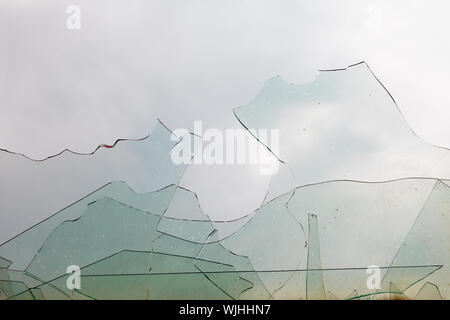 La vista dalla finestra attraverso la vecchia il vetro rotto Foto Stock