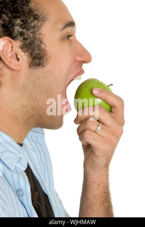 Giovane uomo mangiare mela verde Foto Stock