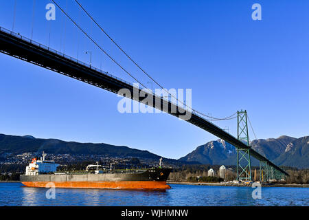 T Rex petroliera, nave passando sotto il Ponte Lions Gate, Vancouver, British Columbia, Canada Foto Stock