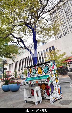 Un murale di strada su un pianoforte pubblica nel centro di Denver. Foto Stock