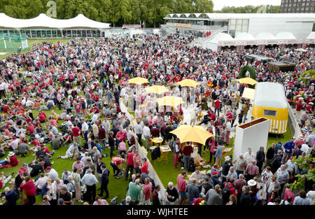 Gli spettatori potranno gustare il pranzo al vivaio presso il Lord's Cricket Ground Foto Stock