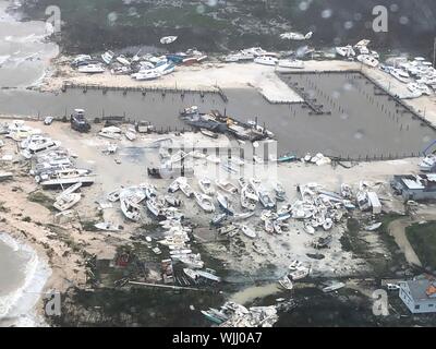 Marsh Harbour, Abaco, Bahamas. 02 Settembre, 2019. Le barche sono lanciata attraverso la terra come uragano Dorian distrutto l'Abaco Beach Resort & Boat Harbour Settembre 2, 2019 in Marsh Harbour, Abaco, Bahamas. Dorian ha colpito la piccola isola nazione come una categoria 5 tempesta con venti di 185 km/h. Credito: Hunter Medley/USCG/Alamy Live News Foto Stock