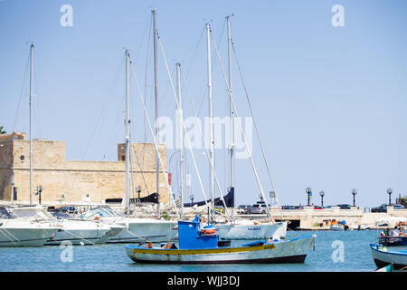 BARI, ITALIA - luglio 11,2018, barche nel porto nel centro di Bari, il terrapieno dell Imperatore Adriano nella parte della città chiamata Bari vecchia Foto Stock