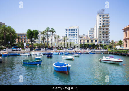BARI, ITALIA - luglio 11,2018, barche nel porto nel centro di Bari, il terrapieno dell Imperatore Adriano nella parte della città chiamata Bari vecchia Foto Stock
