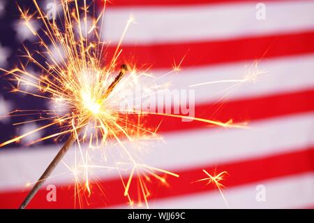 Sparkler e bandiera degli Stati Uniti che mostra il 4 luglio Foto Stock