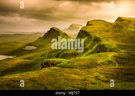 Vista panoramica delle montagne Quiraing tramonto con cielo drammatico nelle Highlands scozzesi, Isola di Skye, Regno Unito Foto Stock