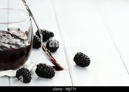 Deliziosa gelatina di blackberry e il cucchiaio con copia spazio. Estrema profondità di campo. Foto Stock