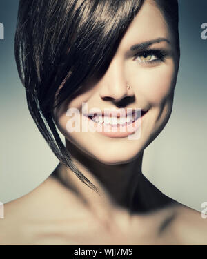 Elegante Fringe. Ragazza con i capelli corti Style Foto Stock