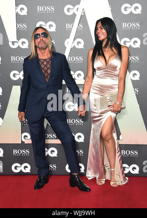 Iggy Pop (sinistra) e Nina Alu arrivando al GQ Men of the Year Awards 2019 in associazione con Hugo Boss, tenutosi presso la Tate Modern di Londra. Foto Stock