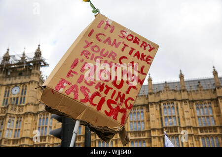 Una targhetta Pro-Brexit durante una dimostrazione in centro a Londra il giorno MPs tornare in Parlamento dopo la pausa estiva.Il lunedì 2 settembre 2019 Primo Ministro britannico Boris Johnson ha avvertito MPs conservatore di non votare contro il governo nella prossima notte di Bill che potrebbe bloccare un no deal Brexit. Diversi parlamentari giurò di voto con l'opposizione indipendentemente dalle conseguenze personali. Foto Stock