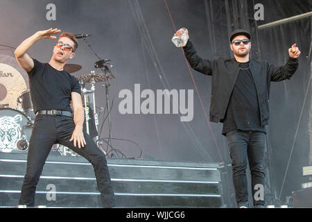 Leeds, Regno Unito. Sabato 24 agosto 2019. Royal sangue sono un rock inglese duo formato nel 2011 in Brighton, East Sussex, costituito da Mike Kerr e Ben Thatcher. Kerr è in riproduzione stile è notevole per il fatto che egli utilizza diversi pedali di effetti che consentono il suo bass di suono simile a uno standard lead guitar in esecuzione al festival di Leeds. L'annuale festival della musica rock che ha visto la partecipazione di 75.000, luogo in agosto durante un weekend di ferie. Credito: Jason Richardson/Alamy Live News Foto Stock