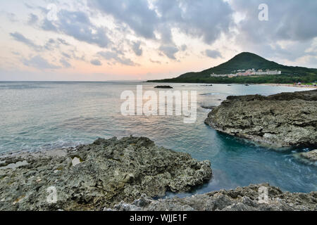 Il tramonto. Coral Coast line al Parco Nazionale di Kenting, Taiwan, Asia. Foto Stock