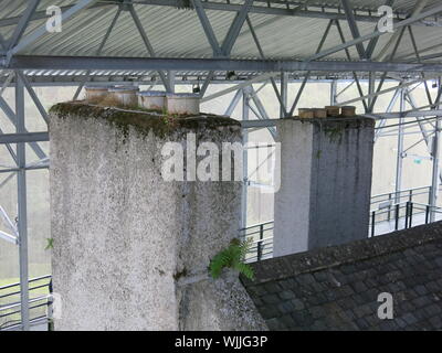 Passaggi Pedonali attraverso il ponteggio in acciaio consentono l'architettura di Rennie Mackintosh's Hill House per essere visto da tutte le angolazioni, così come la pioggia danni. Foto Stock