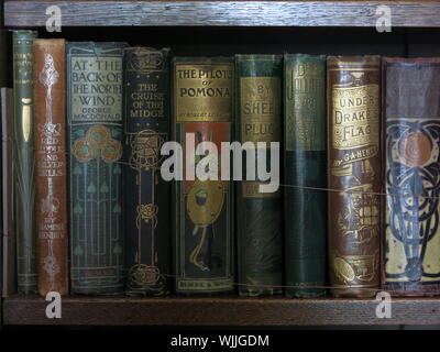 Una fila di libri con il distintivo illustrato spine da publisher Walter Blackie, sul display nella libreria della Collina Casa costruita per lui dal CRM. Foto Stock