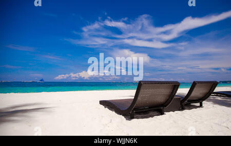 Sedie a sdraio sulla bellissima isola di sabbia bianca plage Foto Stock