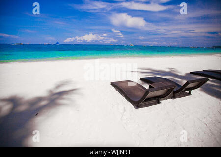 Sedie a sdraio sulla bellissima isola di sabbia bianca plage Foto Stock