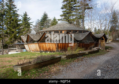 L'Himalayan-style yurta, che servono come quarti viventi, spazi formativi e pensioni presso l'Istituto della Montagna, una comunità di ambientalisti sulle pendici della manopola di abete rosso, il punto più alto delle montagne di Allegheny in Pendleton County, West Virginia Foto Stock