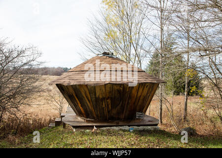 L'Himalayan-style yurta, che servono come quarti viventi, spazi formativi e pensioni presso l'Istituto della Montagna, una comunità di ambientalisti sulle pendici della manopola di abete rosso, il punto più alto delle montagne di Allegheny in Pendleton County, West Virginia Foto Stock