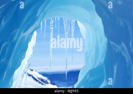 Ghiaccioli appesi da un iceberg in Antartide Foto Stock