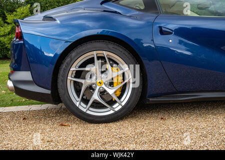 Primo piano di un 2019 Ferrari blu 812 superfast s-una ruota di sport Foto Stock