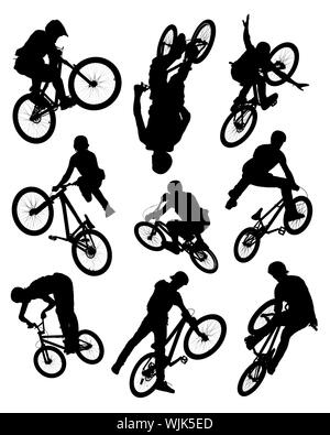 Serie di fotografie di silhouette di motociclisti facendo acrobazie. Alcuni motion blur è visibile sulle ruote e raggi. Foto Stock