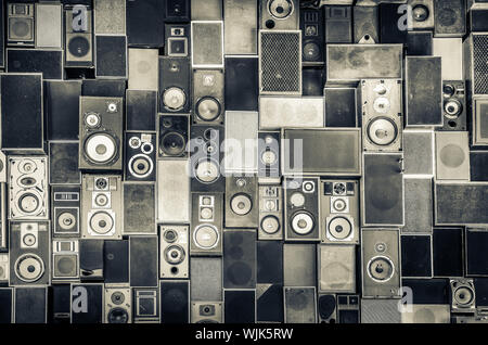 Diffusori di musica appesi al muro in bianco e nero in stile vintage Foto Stock