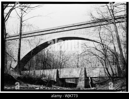 Storici edifici americano Sondaggio Russell Jones, fotografo 1959 VISTA DA SUD-EST, che mostra il condotto di calcestruzzo - Cabin John Bridge, Cabin John, Montgomery County, MD; Meigs, Montgomery; Jones, Russell Foto Stock