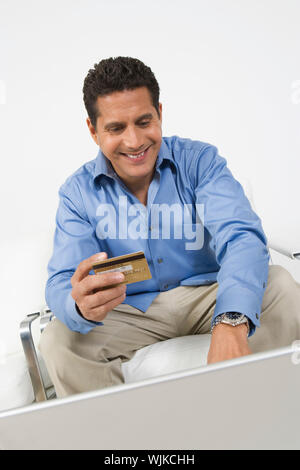 Uomo con carta di credito Foto Stock