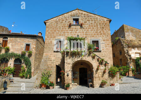 Gli edifici di vecchia costruzione all'interno della collina del borgo di Civita di Bagnoregio, Lazio, Italia Foto Stock