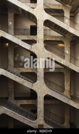 Sei-piano scala nel cortile del Cour des Voraces (Maison de la République) a Lione, in Francia. Foto Stock