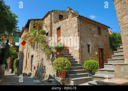 Gli edifici di vecchia costruzione all'interno della collina del borgo di Civita di Bagnoregio, Lazio, Italia Foto Stock