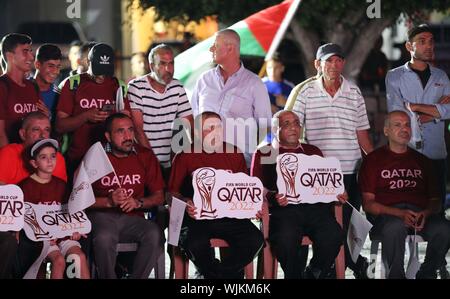 La città di Gaza, Striscia di Gaza, Territori palestinesi. 3 Sep, 2019. Raccogliere i palestinesi di Gaza City come il logo ufficiale della Coppa del Mondo FIFA in Qatar 2022 viene proiettata su uno schermo il 3 settembre 2019. Il Qatar ha svelato il logo per il 2022 Coppa del Mondo di calcio che sarà ospitata dal golfo emirato, visualizzandolo in spazi pubblici a Doha e città di tutto il mondo Credito: Mahmoud Nasser APA/images/ZUMA filo/Alamy Live News Foto Stock