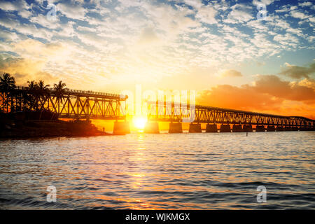 Bellissimo tramonto colorato o sunrise con ponte rotto e cielo nuvoloso. Prese a Bahia Honda state park in Florida Keys, vicino alla famosa località turistica desti Foto Stock