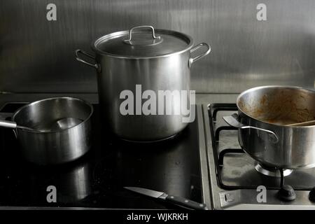 Sporco utilizzato acciaio inossidabile cucina cucina roba, padelle Foto Stock