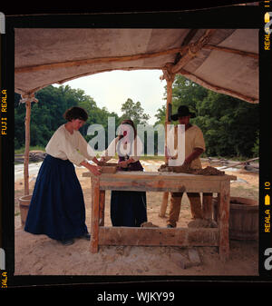 Interprete storico rende mattoni da zero a Mount Vernon, Virginia, George Washington ex station wagon Foto Stock