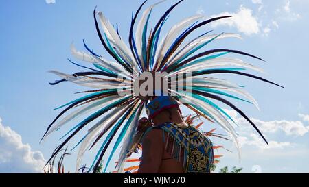 Mexica Yolotl, a Minneapolis-base Aztec tradizionali balli di gruppo che celebra la pre-eredità ispanica di eseguire presso la Minnesota State Fair. Foto Stock