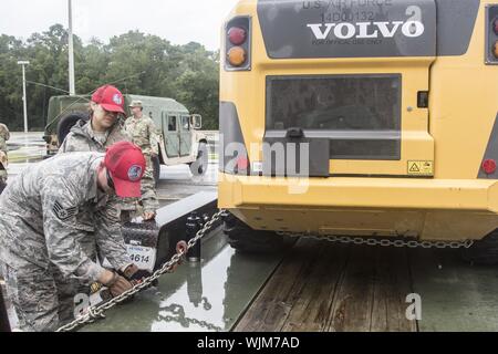 Avieri del 202nd cavallo rosso squadrone preparare a mobilitarsi per uragano Dorian le operazioni di soccorso da loro stazione home armory a Jacksonville, FL, Settembre, 2019. La FLANG è sempre pronto, sempre lì. Il nostro anno di formazione della Florida anticipa le esigenze e sfide prima che si verifichi un'emergenza. (U.S. Esercito foto di Sgt. Leia D. Tascarini) Immagine cortesia Sgt. Leia Tascarini/107th Mobile degli affari pubblici distacco. () Foto Stock