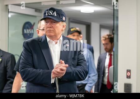 Presidente Trump, uniti agendo Segretario del Dipartimento per la Sicurezza Nazionale Kevin McAleenan e deliberando FEMA Direttore Pete Gaynor, assiste a un briefing Domenica, Settembre 1, 2019, sulle attuali previsioni direzionali di uragano Dorian presso la Federal Emergency Management Agency (FEMA) sede a Washington D.C, Settembre, 2019. (Gazzetta White House Foto di Shealah Central Plaza Hotel) Immagine cortesia Sharon Pieczenik/Federal Emergency Management Agency. () Foto Stock