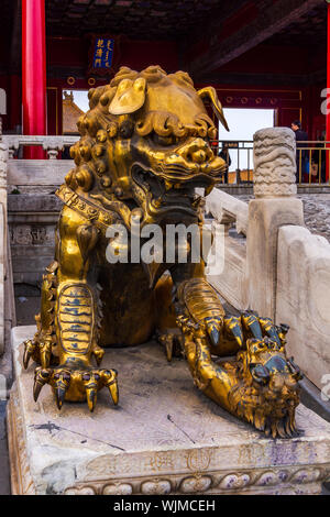 Pechino, Cina Aprile 2013 Il leone di bronzo nella Città Proibita, popolare attrazione turistica Foto Stock