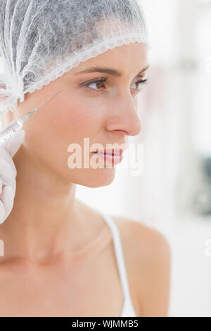 Primo piano della bella donna con iniezione di botox in clinica Foto Stock