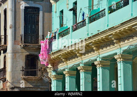 Street photography all Avana Vecchia- secondo piani di balconi, La Habana (Avana), La Habana, Cuba Foto Stock