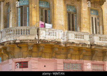 Street photography nel centro di Avana- secondo piano con balcone, La Habana (Avana), La Habana, Cuba Foto Stock