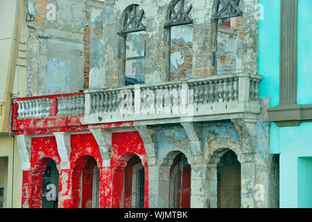 Street photography nel centro di Avana- dipinto di architettura coloniale, La Habana (Avana), La Habana, Cuba Foto Stock