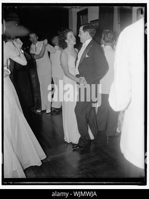 Holts a ballare. Washington, 30 luglio. Il senatore Rush Holt, democratico del West Virginia, danze con la sua bella sorella Jane, come hanno partecipato alla reception la notte scorsa dato dalla Legazione egiziano a herald l incoronazione di Sua Maestà il Re Farouk 1. Annuncio ha appena effettuato l'impegno di Miss Holt a Ralph K. Chase, Maritime Commissione avvocato, 7/30/37 Foto Stock