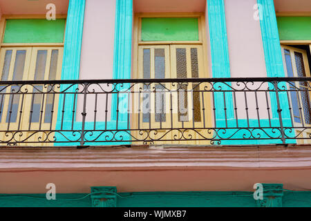 Street photography nel centro di Avana coloniale- dettagli architettonici, La Habana (Avana), La Habana, Cuba Foto Stock