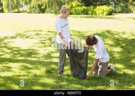 Due giovani volontari il prelievo di rifiuti nel parco Foto Stock