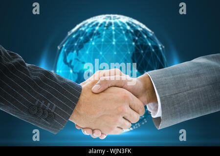 Immagine composita di handshake business contro la sfera incandescente su sfondo nero Foto Stock